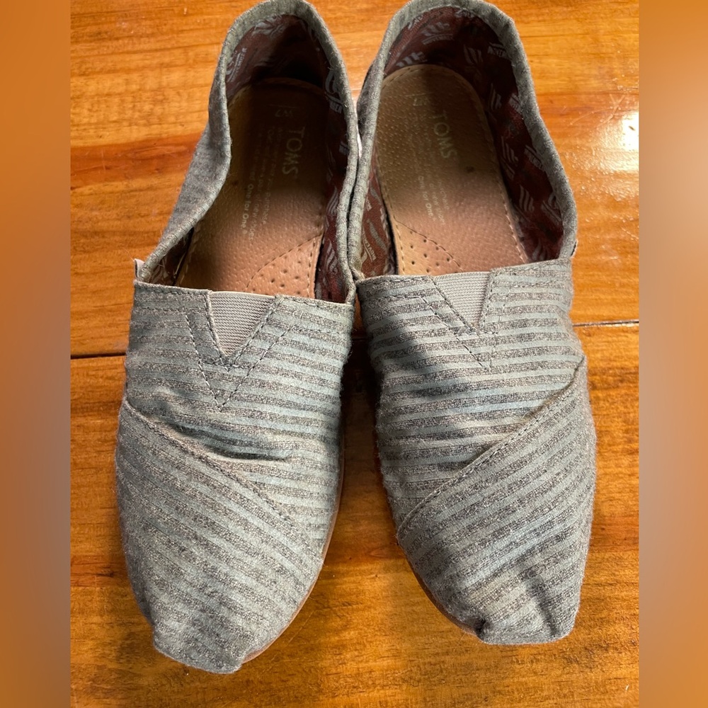 Toms “Movember” Ladies Size 7 Slides